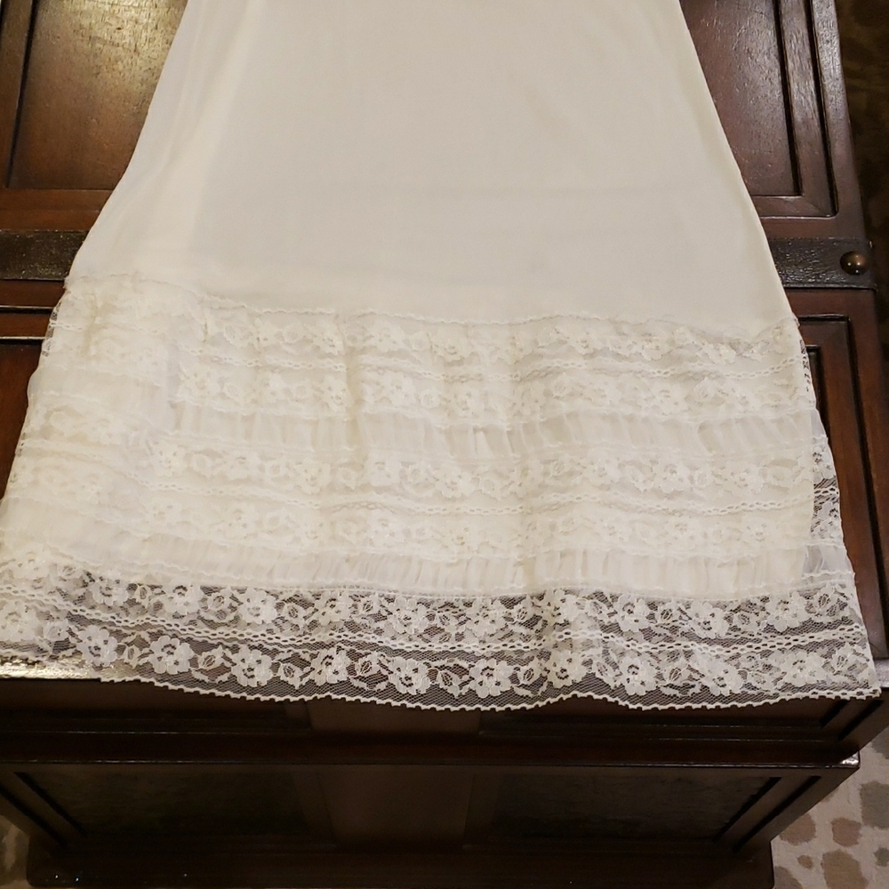 Elegant Vintage Cream/White Lace Slip - Picture 7 of 13